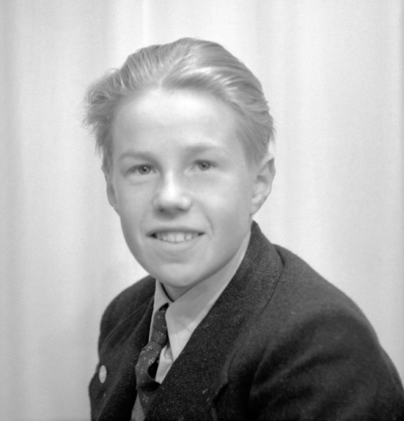 Staffan byter efternamn till Lundebring 1957.