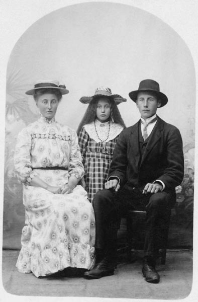 Porträtt av okänd familj.