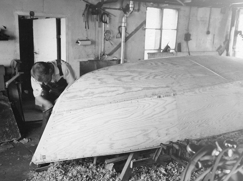 Ambjörn Önhult bygger en båt i Skansholm 1968.