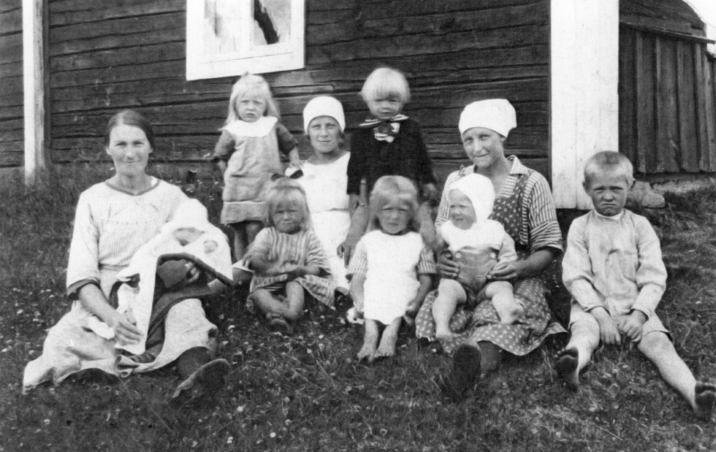 Judit Jonsson med barn och syskon.