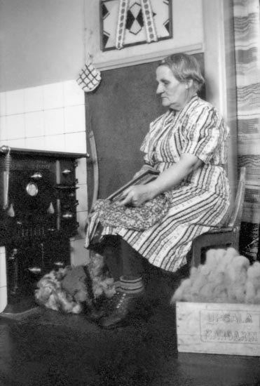 Fru Ida Bergkvist i Skansholm, kardar ull, 1939.