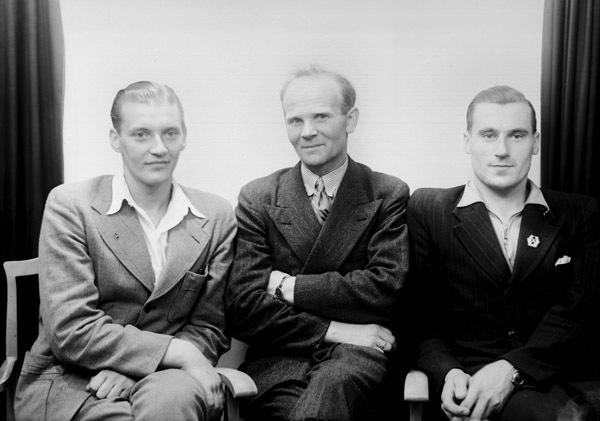 Atejefoto av tre män.