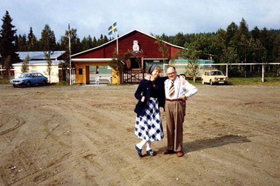 Birgitta och John mot logen i Pauträsk.