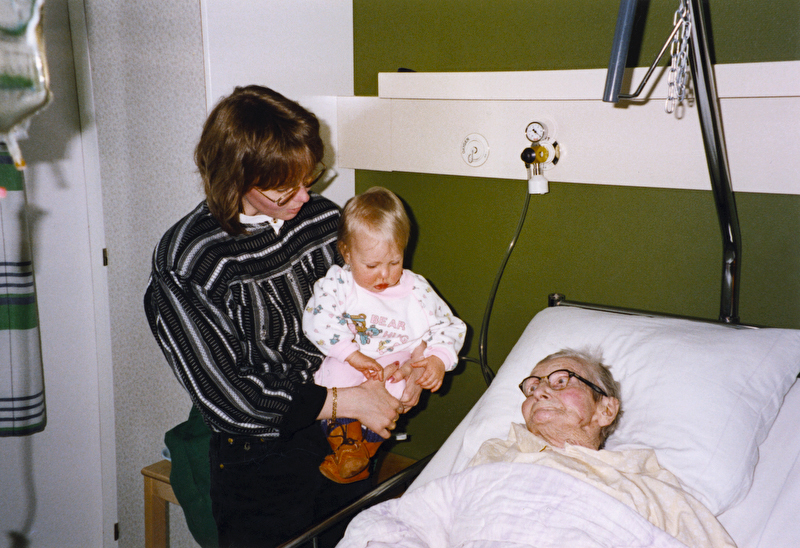 Carola Örnfjäll med dottern Emelia vid sin