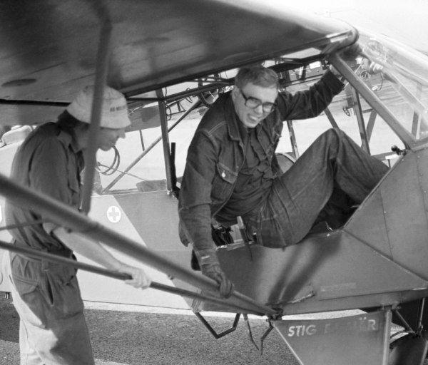 Jan och Claes vid Vilhelmina flygklubbs flygplan.