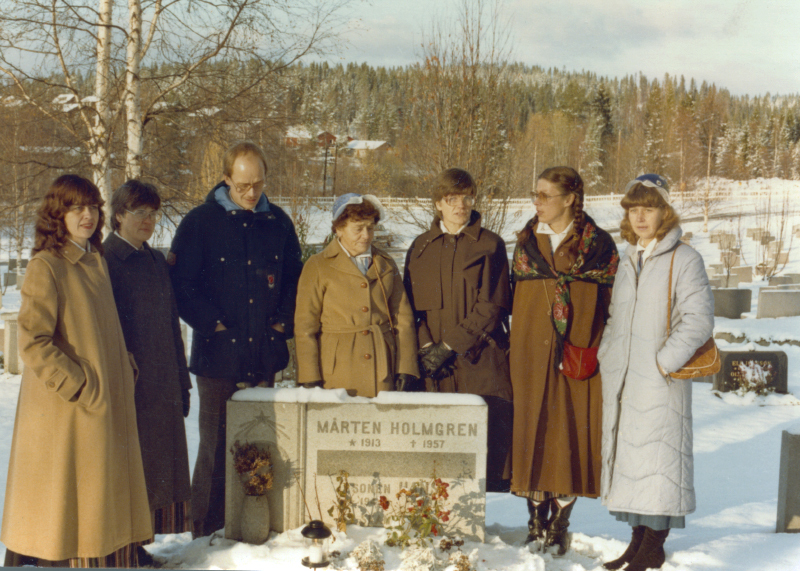 Mamma Stina och barnen samlade vid Mårtens grav,