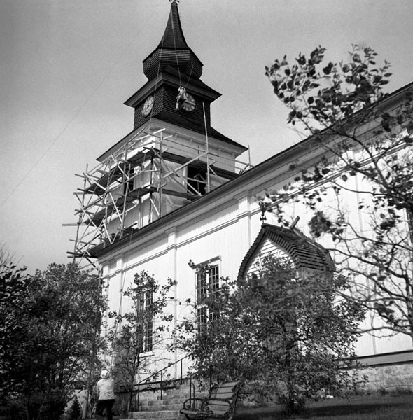 Kyrkan målas av Albin Karlssons måleri.