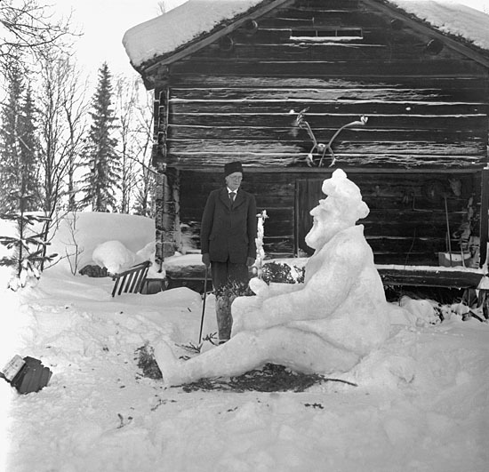 Forstmästare Sigvard Arbman vid sin snöskulptur...