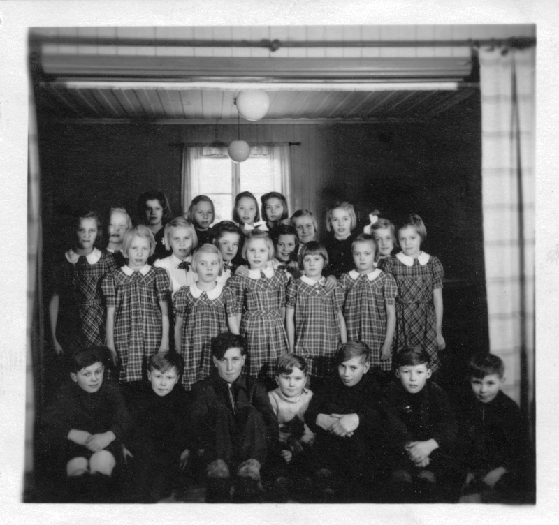 Elever på gamla elevhemmet i Dikanäs.
