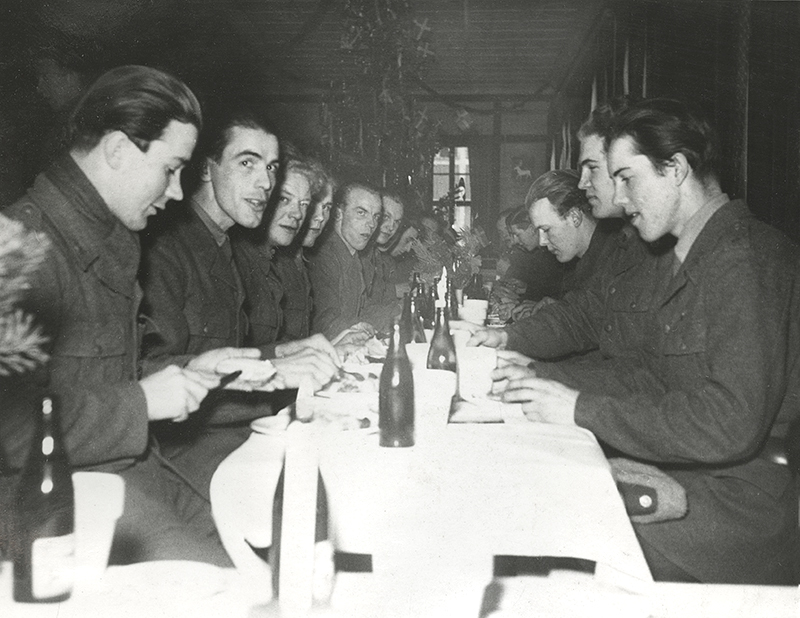 Soldater vid matbordet