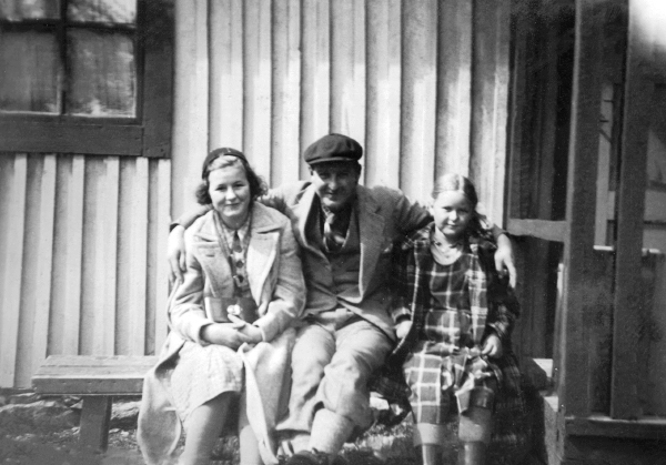 Hjalmar med sina flickor, Lisbeth och Malin.