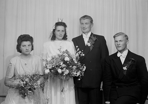 Brudparet Johansson med tärna och marskalk.