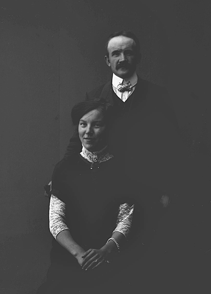 Ateljéfoto av en okänd man och en okänd kvinna.