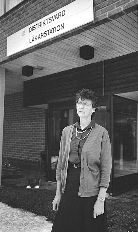 Maud Andersson utanför Sjukstugan i Vilhelmina.