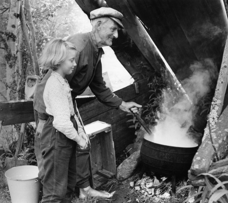 Birgitta och farfar Harald Moritz kokar mese.