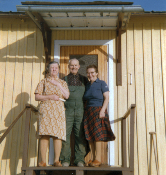 Svea, Esbjörn och Lill Anna i solskenet.