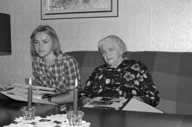 Två generationer i soffan.Magdalena Karlsson
