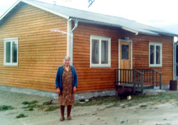 Adelina Abrahamsson vid sin nya pensionärsstuga