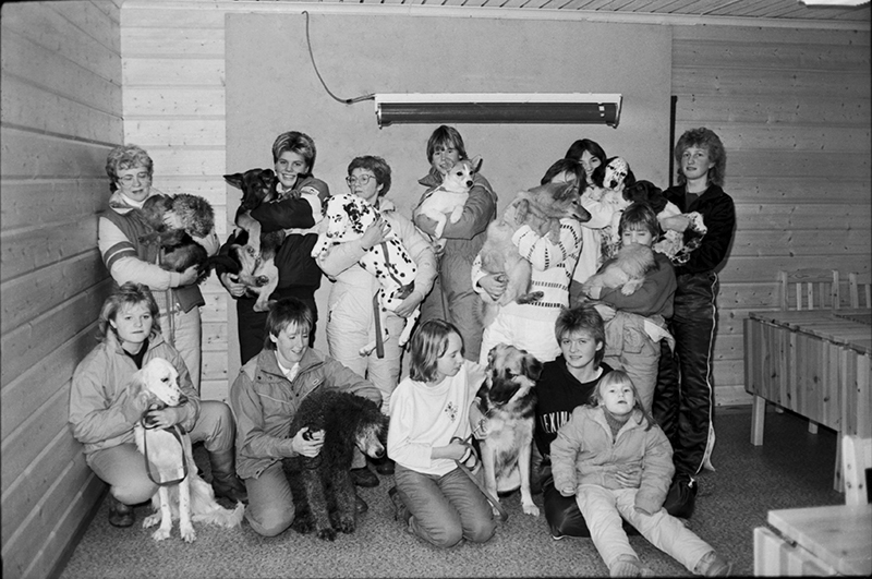 Hundar med sina ägare. Hundkursavslutning 1985.