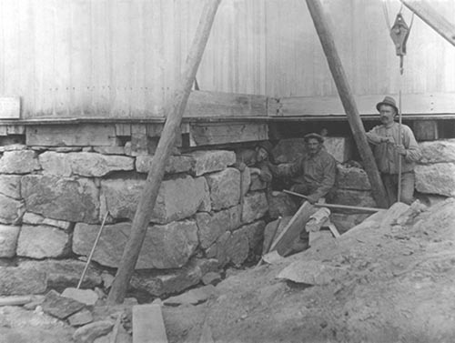 Omläggning av sockeln å norra sidan, 1923-06-28.