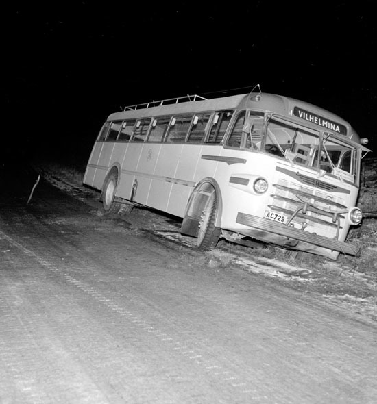 Bussen från Nästansjö har kört i diket.