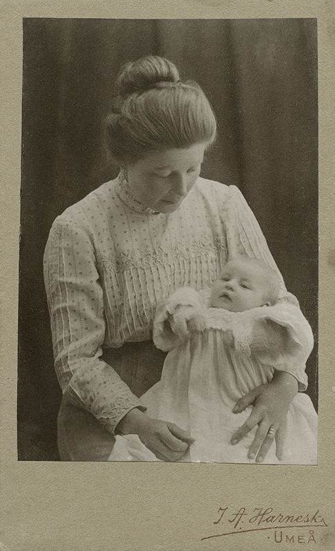 Mamma Emma med sin förstfödda, dottern Ingegärd...