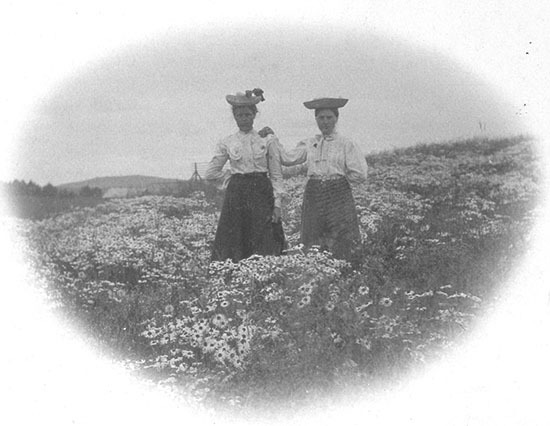 Porträttbild av två okända kvinnor 