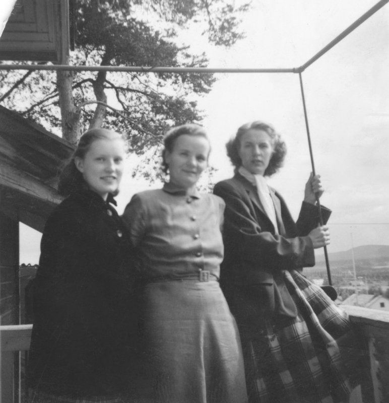 Tre kvinnor stående på en balkong: Siv Fransson,