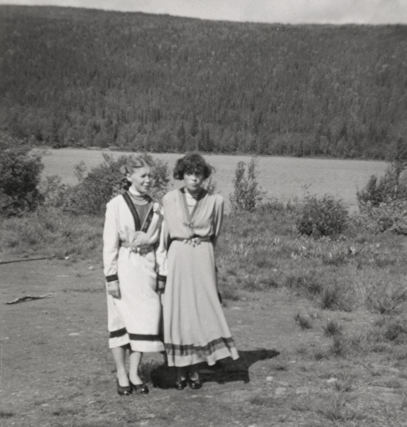 Laila och Sylvia. Konfirmation i Fatmomakke 1955.