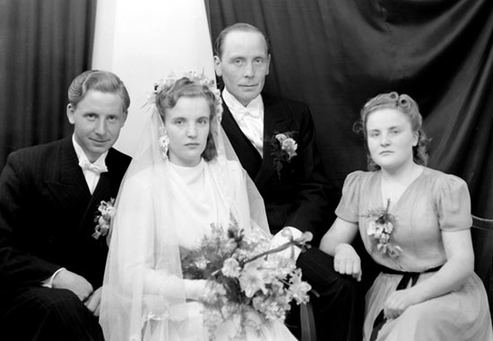Brudparet Edith & Gottfrid Eliasson med tärna o...