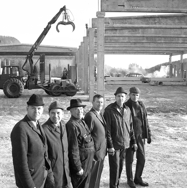 Karl Sandberg med sina fem söner vid fabriksbyg...