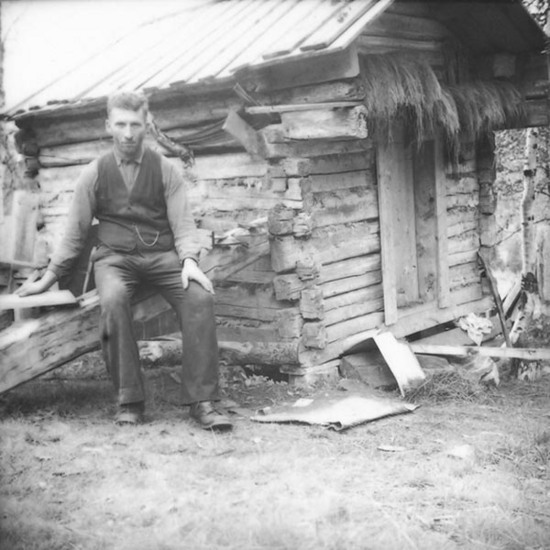 Frans Fjellström, vid sitt gamla samiska härbre.