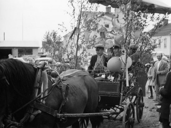Studenter åker hästdragen vagn 