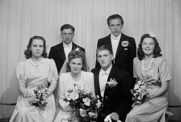 Brudparet Henriksson med tärnor och marskalkar.