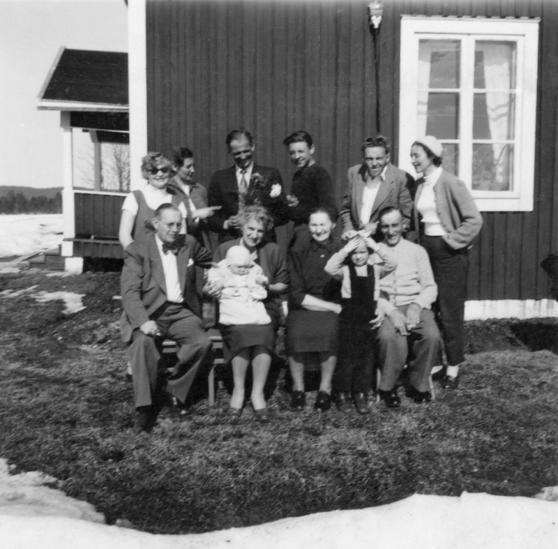 Familjefoto vid en gård i Lövåsen,