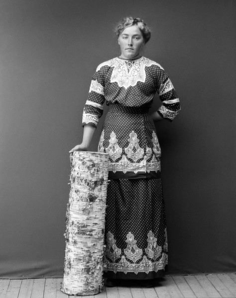 Ateljéfoto av okänd kvinna.