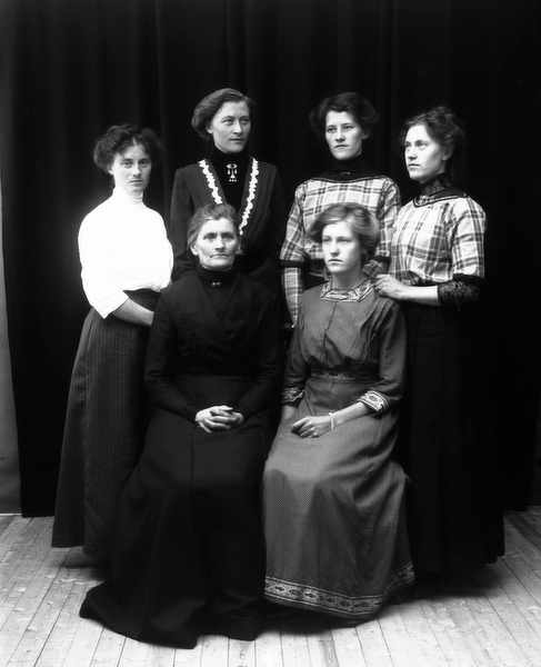 Ateljéfoto av en grupp okända kvinnor.