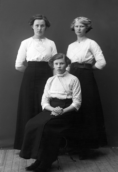Ateljéfoto av tre okända damer.