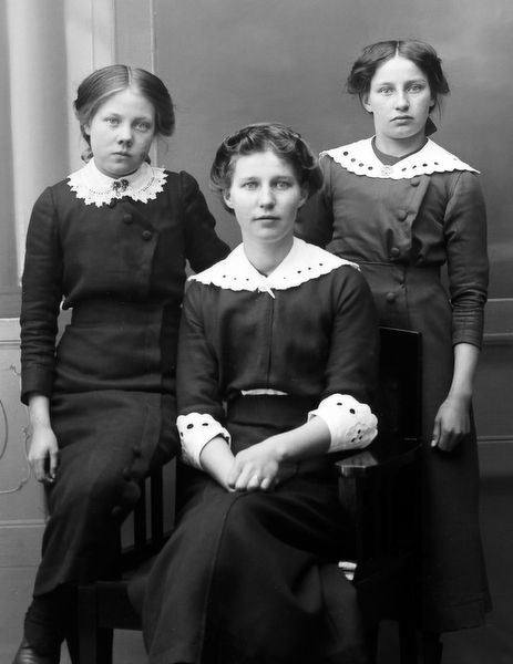 Ateljéfoto av tre okända flickor.