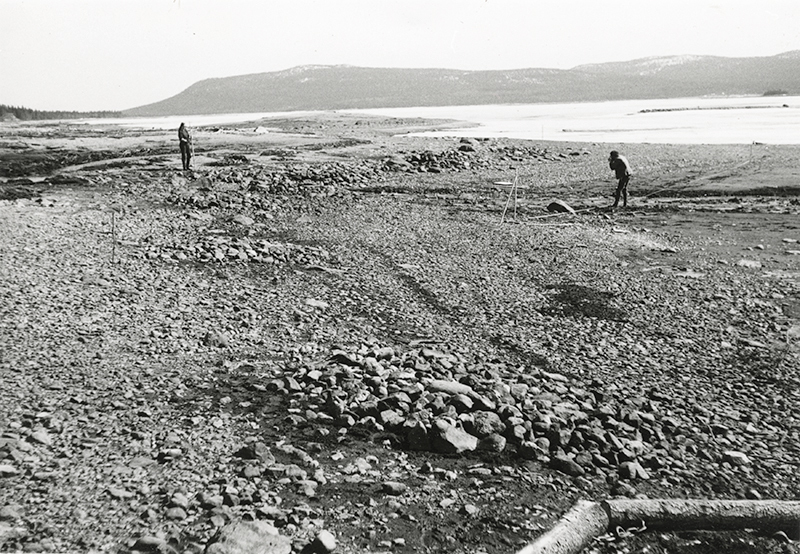 8 rösgravar på norra stranden av Storviken