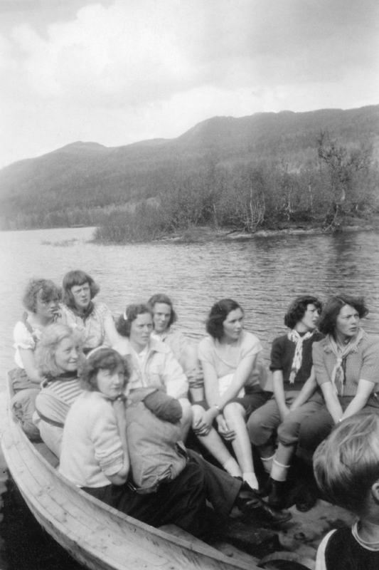 Kvinnor i en båt ute på sjön.