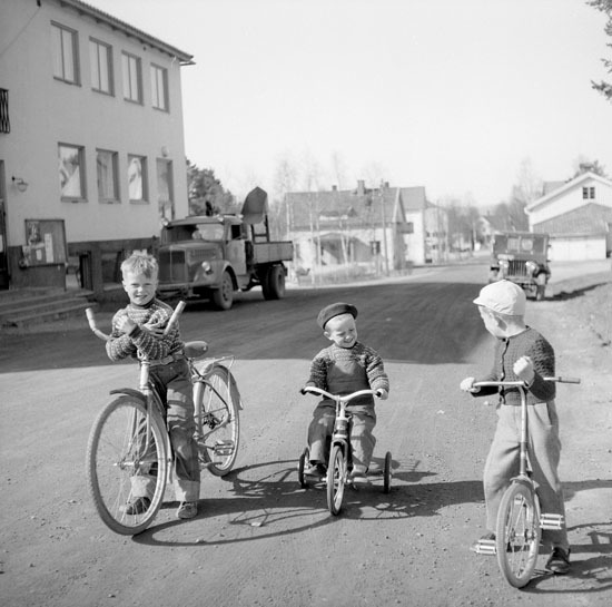 Bild av tre cyklande pojkar.