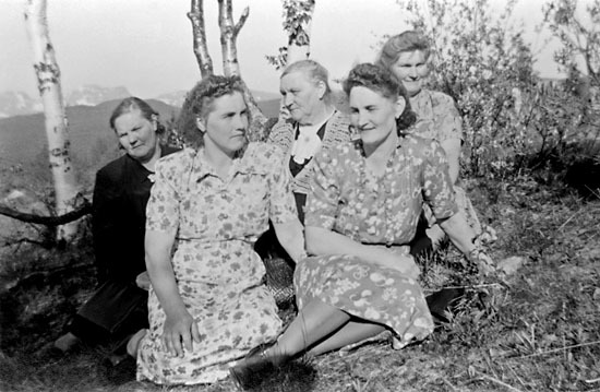 Betty med sin mor och sina systrar.