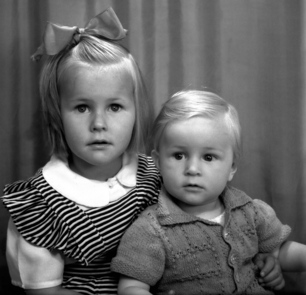 Ateljéfotografi av syskonen Birgitta & Sven-Ber...