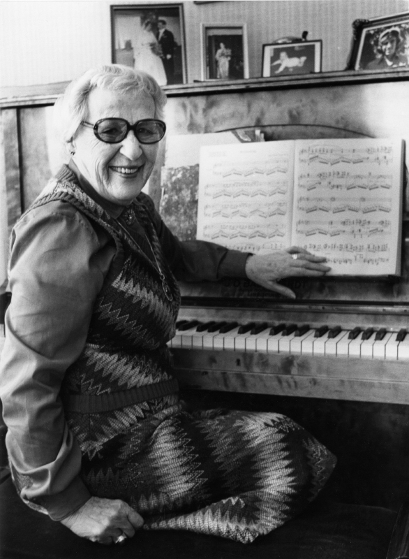 Irma Essegård vid pianot.