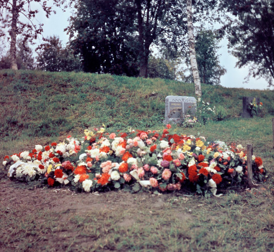 Bild av Jenny Maria Edlunds grav med blomkransar: