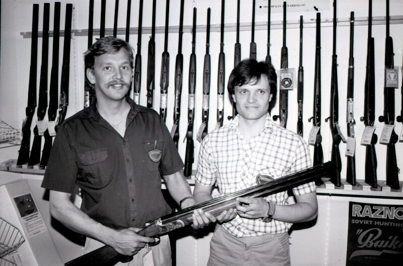 Rolf och Tommy med draget vapen.