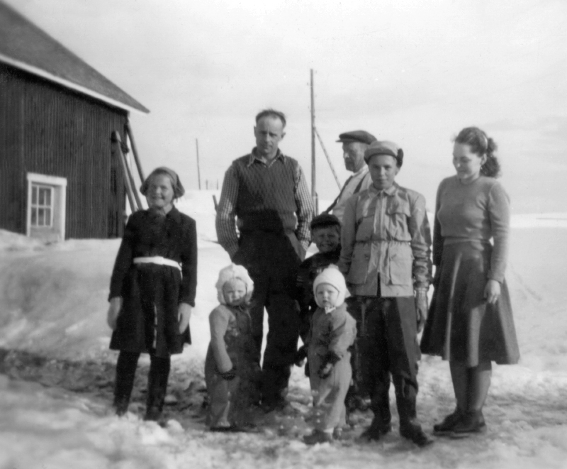 Gunnar Bergström och Elof Stenmark med barnen.