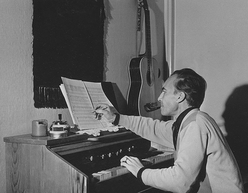 Tage Johansson spelar orgel.