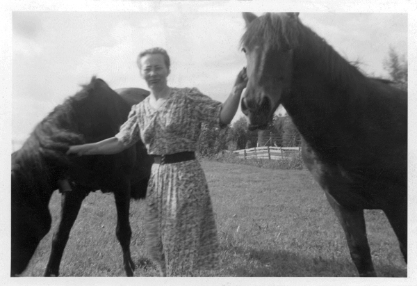 Lill Anna ute med hästarna.